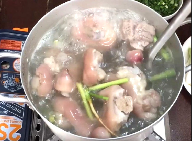 nấu nước nèo bánh canh giò heo