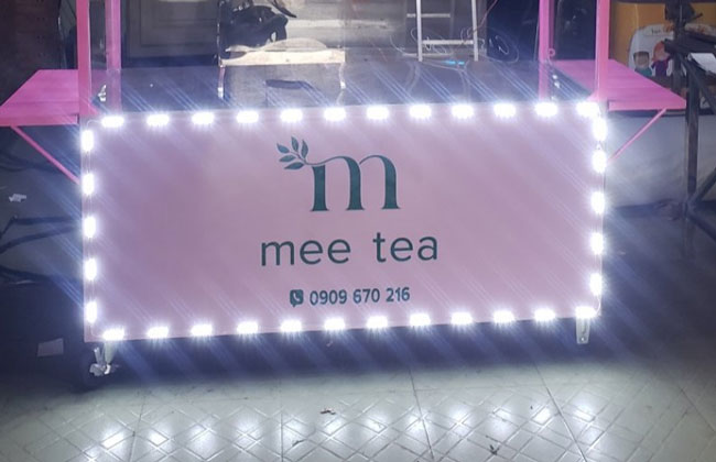 Decal xe đẩy trà sữa Mee Tea hồng đèn nổi