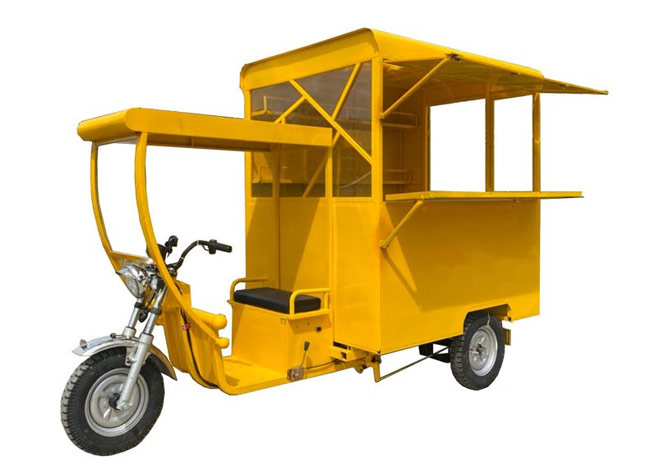 Xe máy bán hàng rong màu vàng