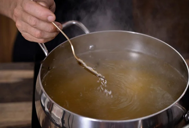 Nấu nước dùng phở bò