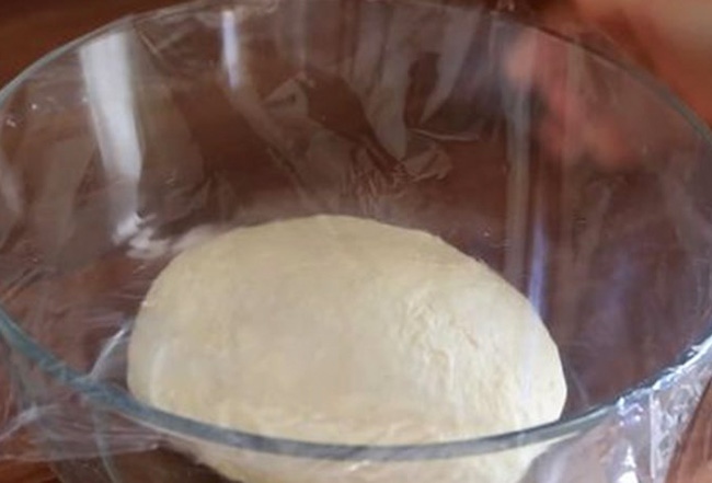 ủ bột bánh bao phô mai xúc xích