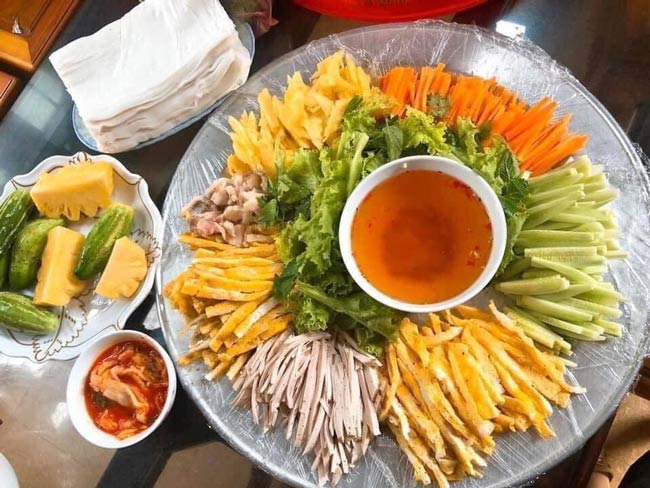 phở cuốn thập cẩm đầy đủ