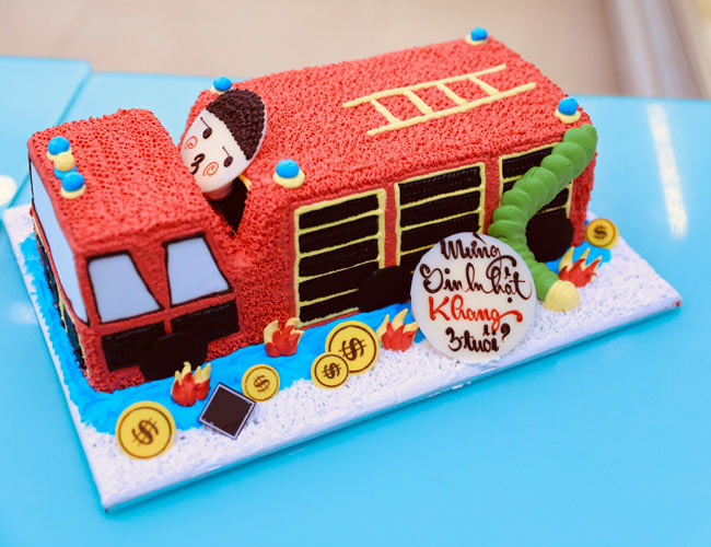 Bánh ngọt sinh nhật hình ô tô cứu hỏa
