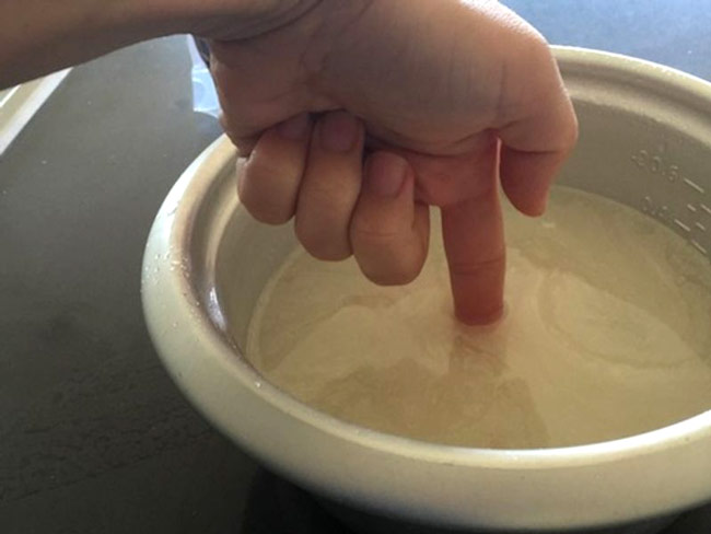Đong nước nấu cơm bằng lóng tay