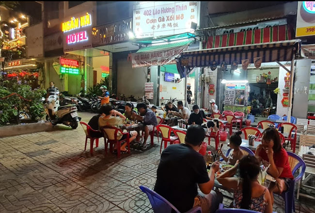 Quán cơm gà Lão Hương Thân