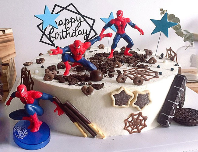 Bánh sinh nhật in ảnh bé cùng siêu nhân người nhện 001