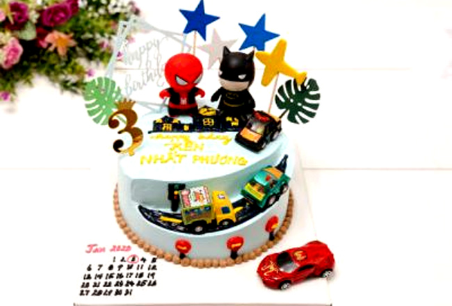 Bánh sinh nhật người nhện và Batman