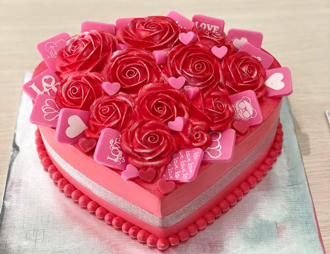 Bánh sinh nhật trái tim hoa hồng