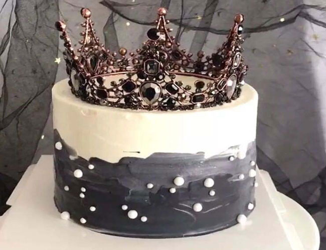 Bánh sinh nhật vương miện đen