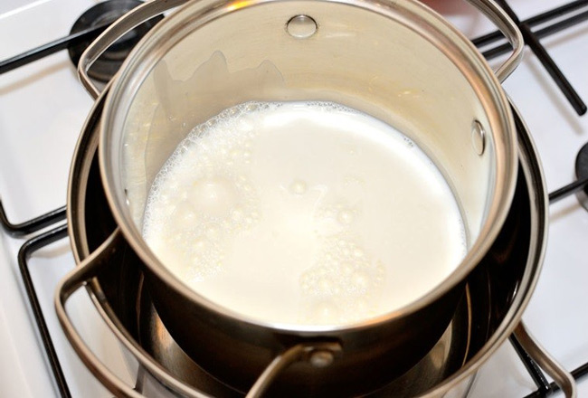 Nấu cơm với sữa tươi chống dính nồi