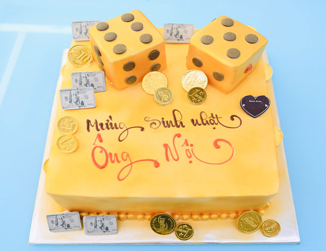 Bánh sinh nhật tài xỉu màu vàng