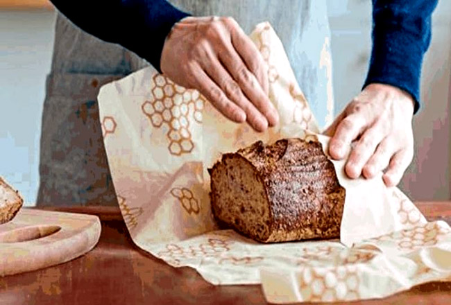 bảo quản bánh mì sandwich bằng giấy báo