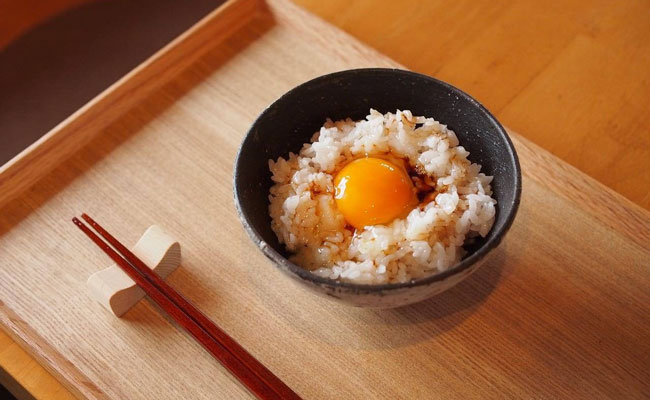 cơm trộn trứng sống