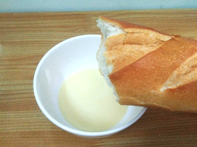 hạn chế ăn bánh mì sữa