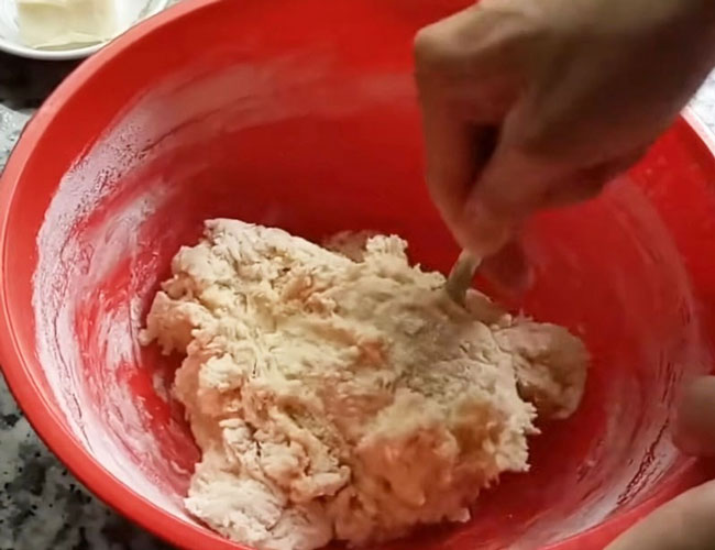 trộn bột làm bánh mì bơ sữa