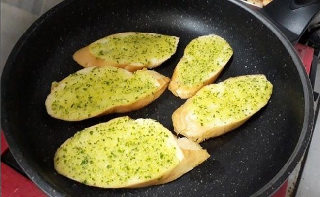 nướng bánh mì bơ tỏi bằng chảo