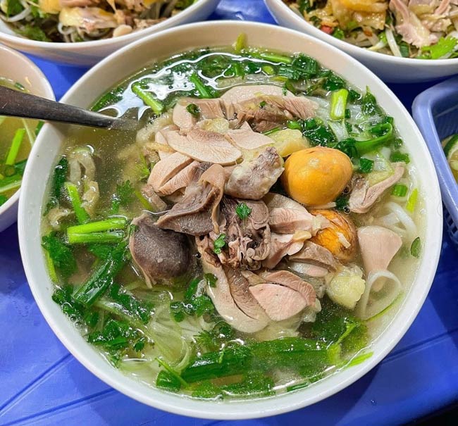 tô phở gà nguyệt đầy đặn