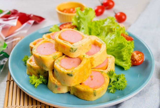 Trứng chiên cuộn xúc xích