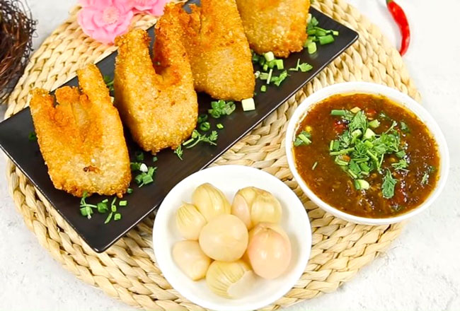 bánh chưng rán ăn với củ kiệu muối