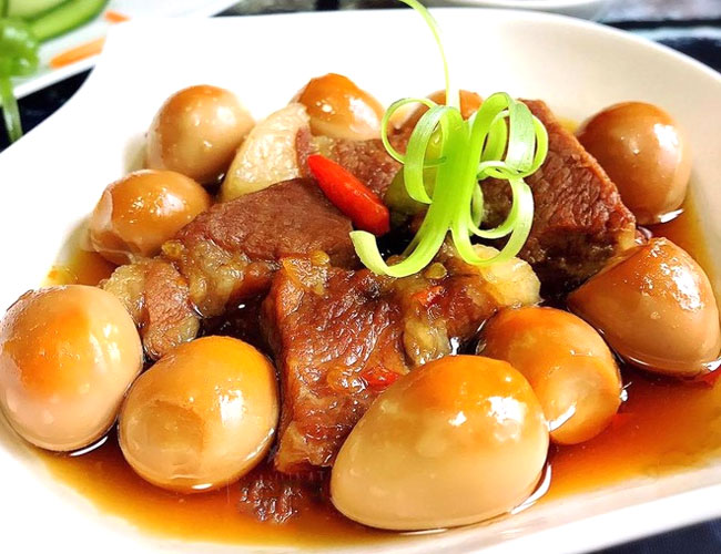 bánh chưng rán ăn với thịt kho tàu