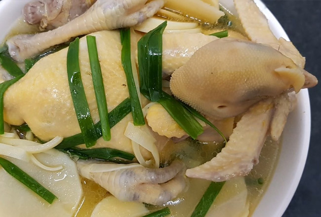 canh gà nấu măng hấp dẫn