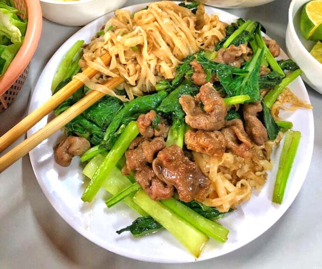 đĩa phở xào đầy đặn