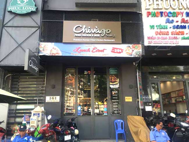 cửa nhà hàng chivago