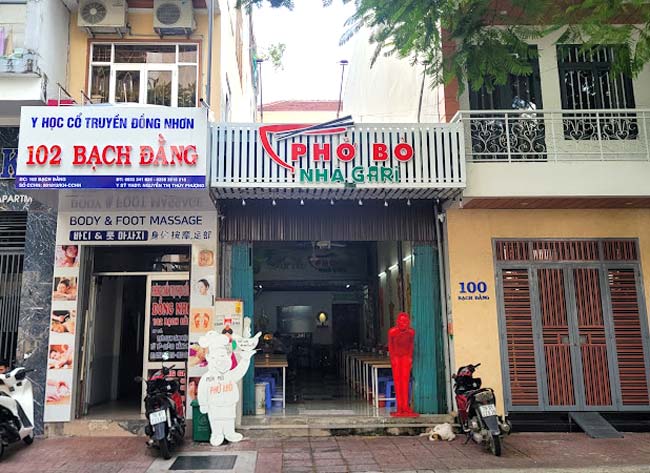 cửa quán phở bò nhà gari