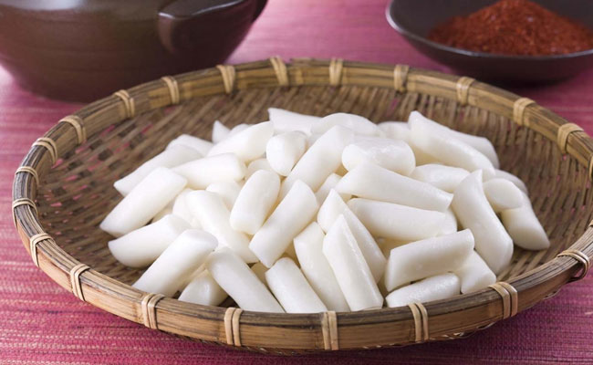 làm tokbokki bằng bột mì