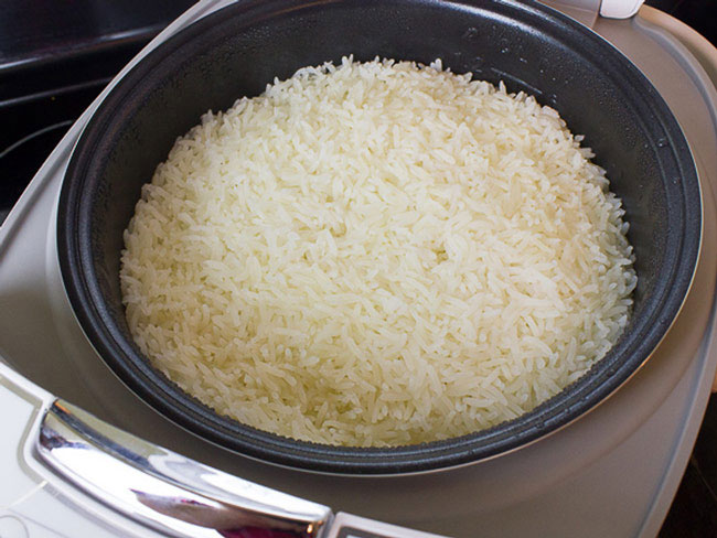 nấu quá nhiều gạo khiến cơm sống