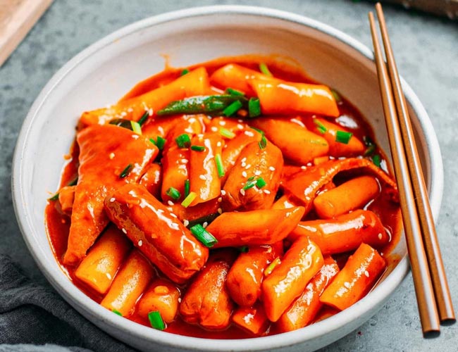 tokbokki làm bằng bột mì