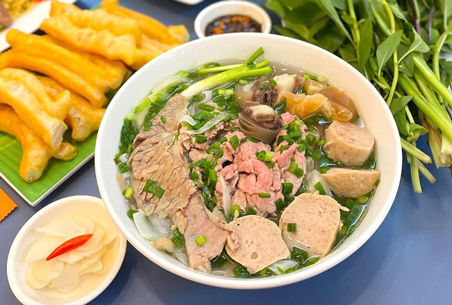 phở bò nấu bằng xương heo ngon