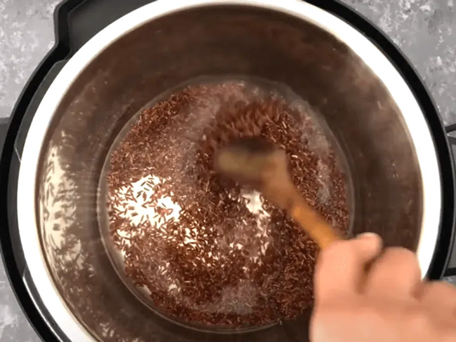 đong nước nấu cơm gạo lứt