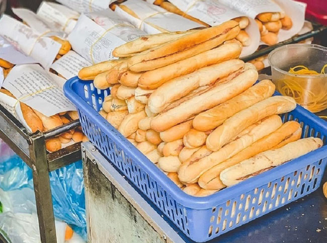 mặc cả giá mua vỏ bánh mì que