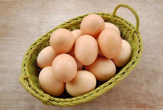 trứng làm cơm cuộn