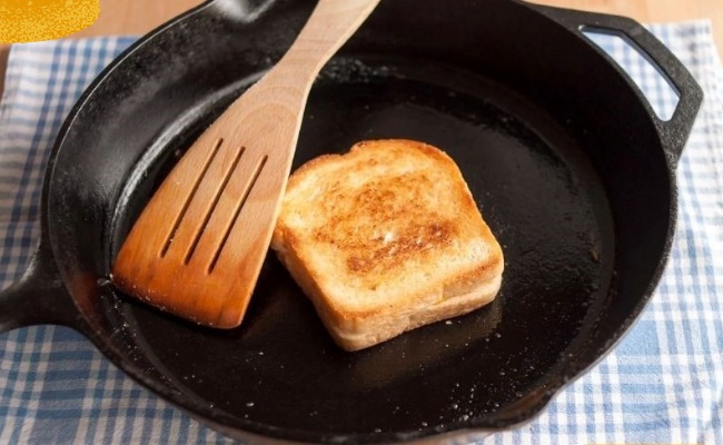 cách làm bánh mì cũ nóng giòn bằng chảo