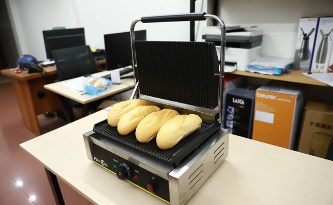 cách làm nóng bánh mì bằng máy kẹp