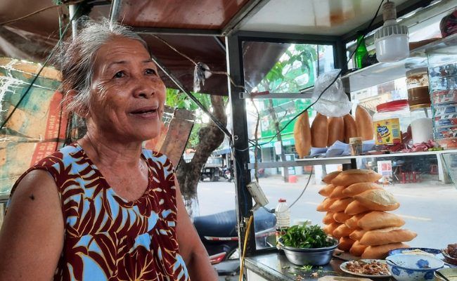 Bà chủ quán nhiệt tình